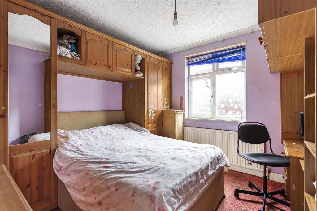 Bedroom Master Ashford Crescent.JPG