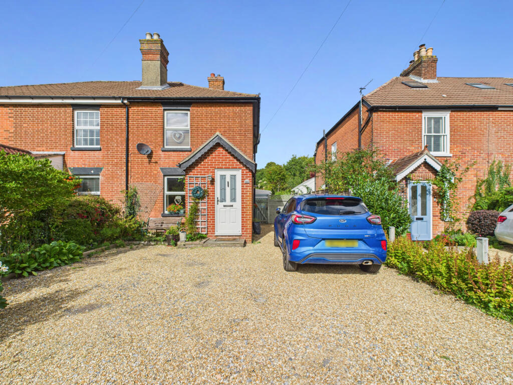 3 bed semi-detached house for sale Heath Road, Lo