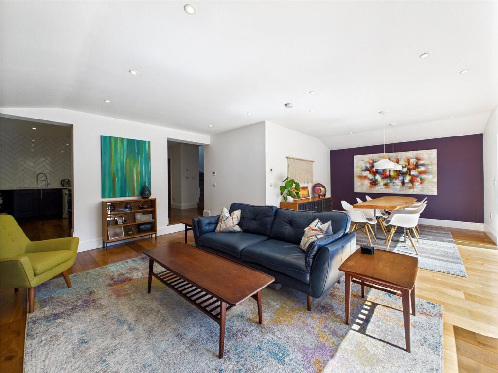 Lounge / Dining Area