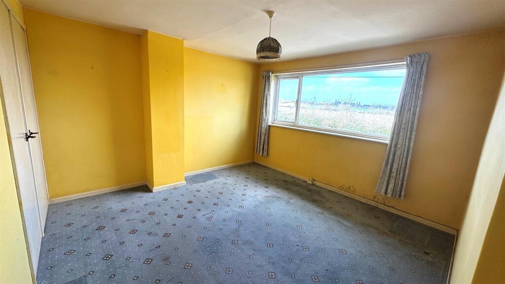 Bedroom 1.jpg