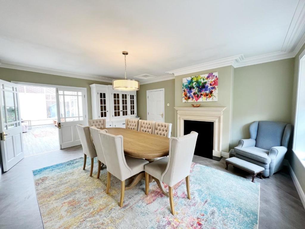 Dining Room pic 3.jpg