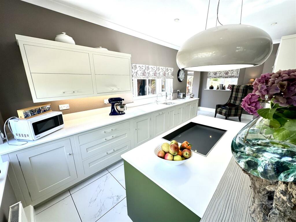 KITCHEN/FAMILY ROOM