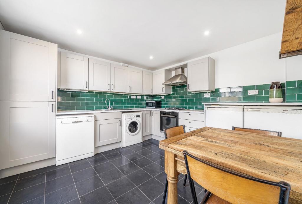 Kitchen diner (3).jpg
