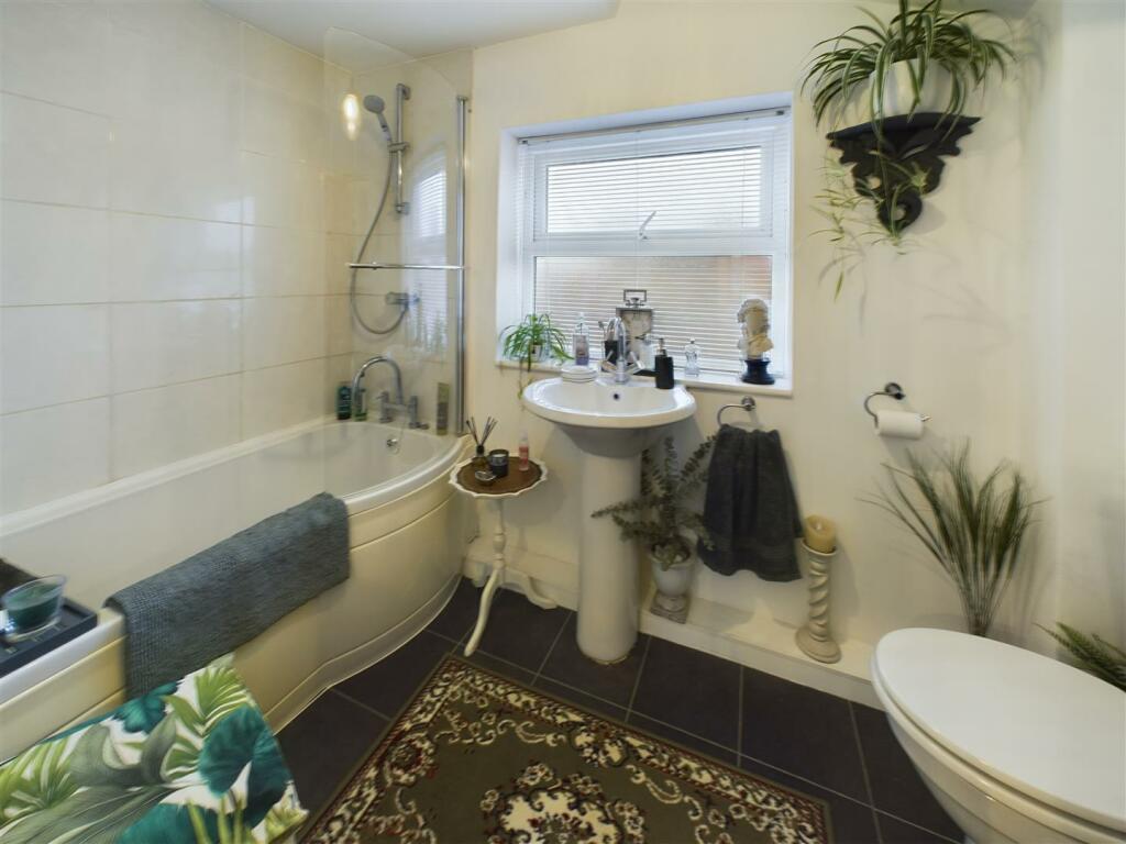 FAMILY BATHROOM