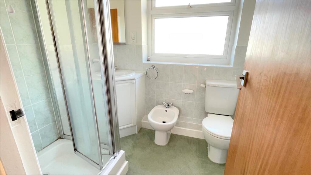 4-PIECE SHOWER ROOM