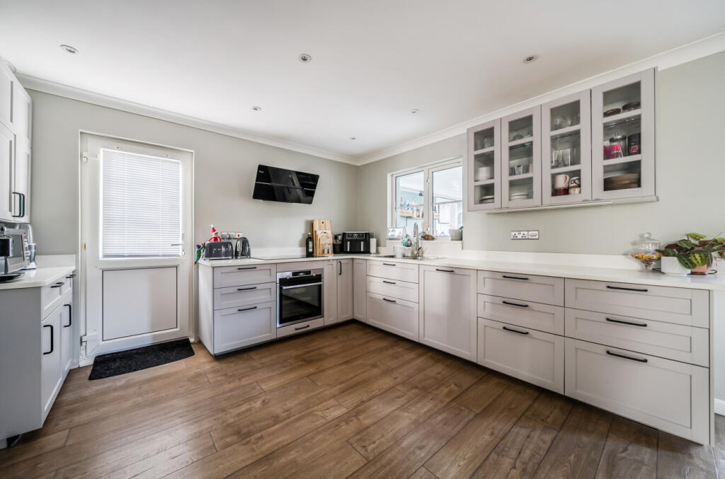 1388775-6-693974e...