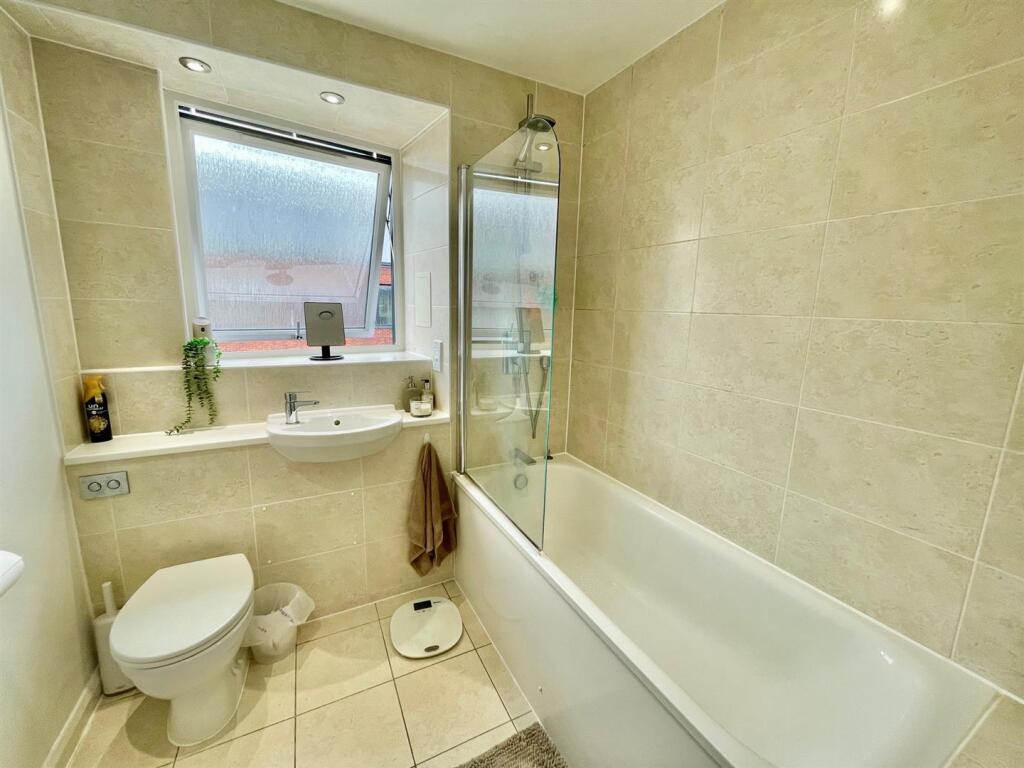 18 Lewis House Bathroom.jpg