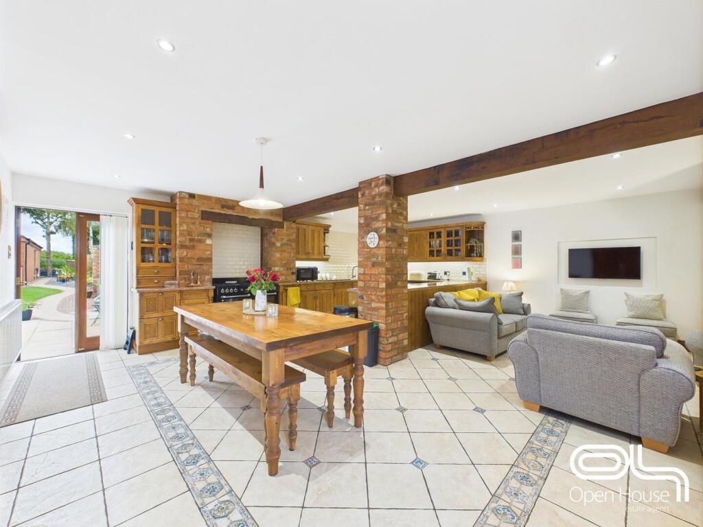 Kitchen / Living Area