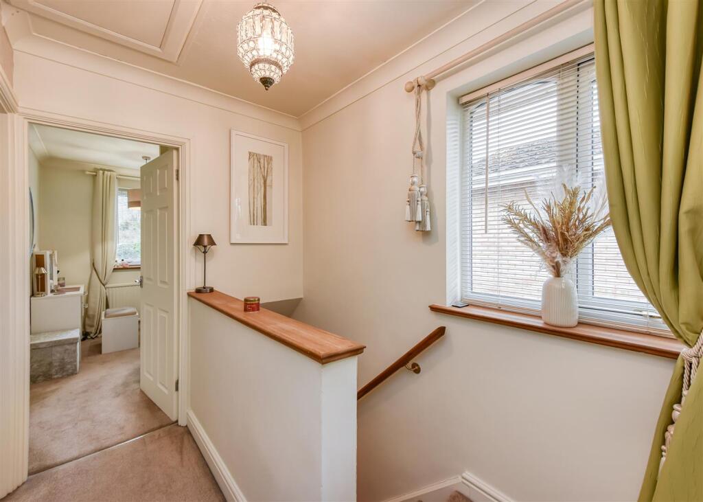 23 Glendale Close-landing.jpg