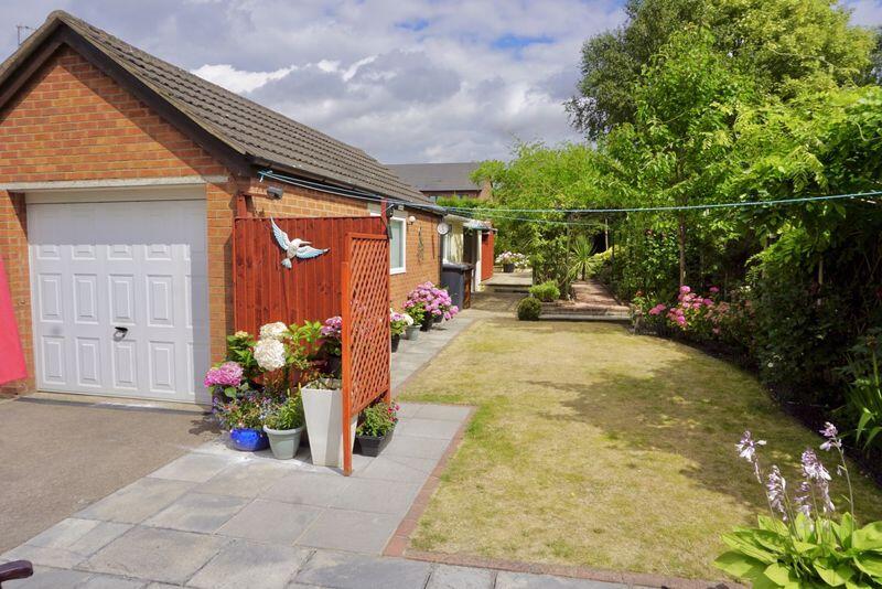 Garage/rear garden