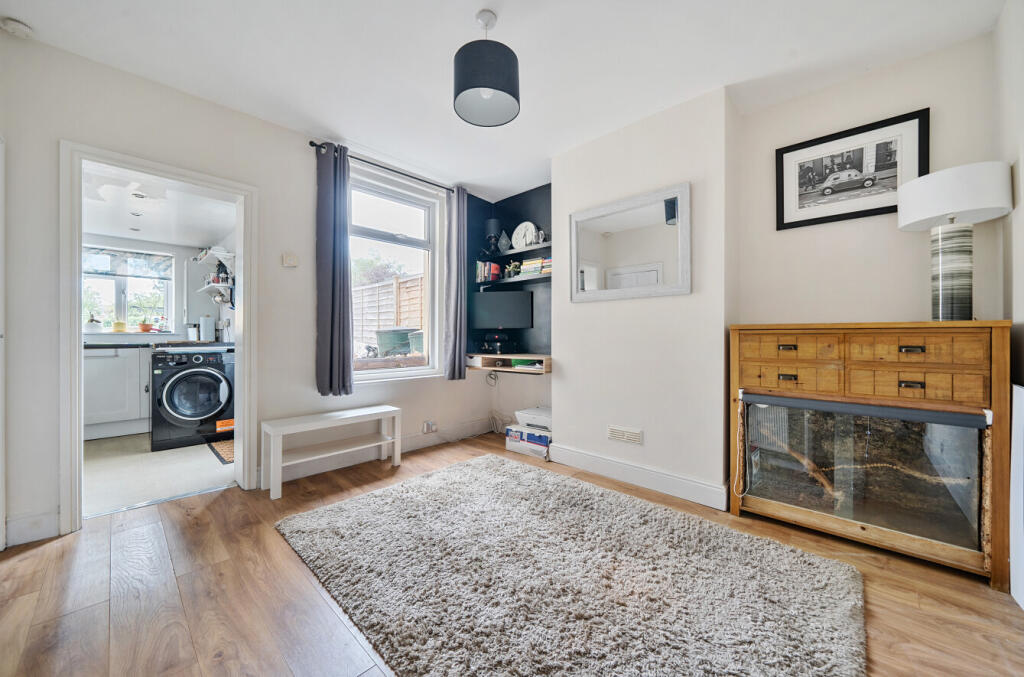 1317832-4-68652de...