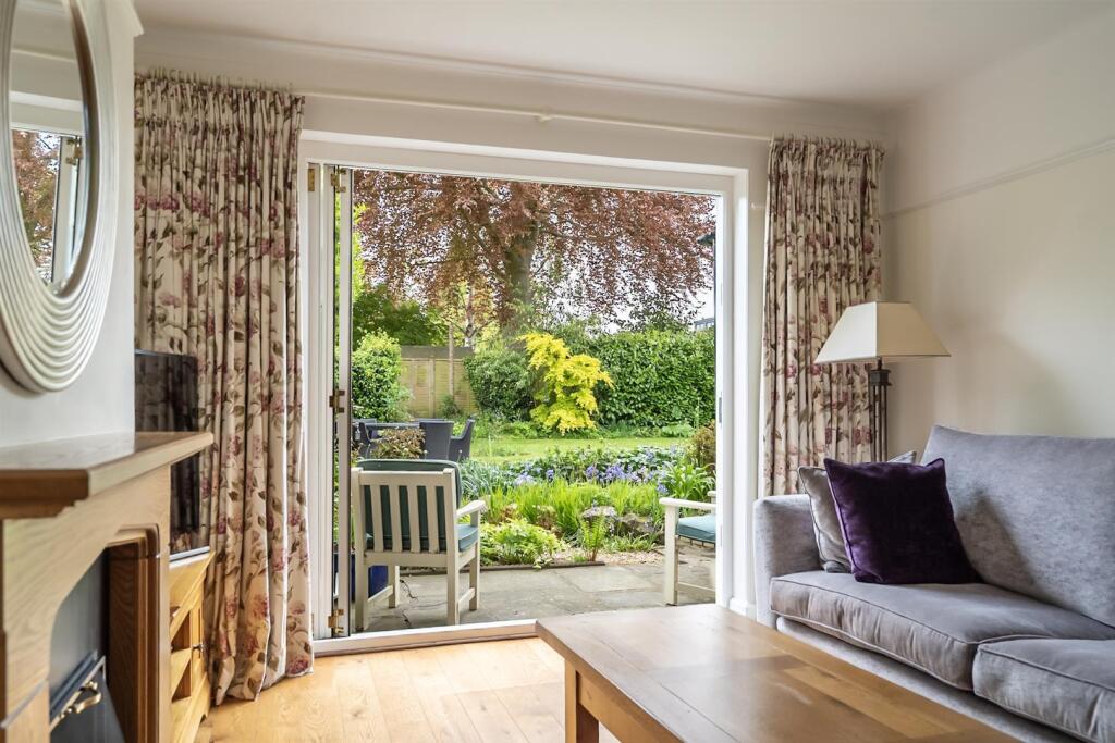 VIEWS ONTO THE GARDEN