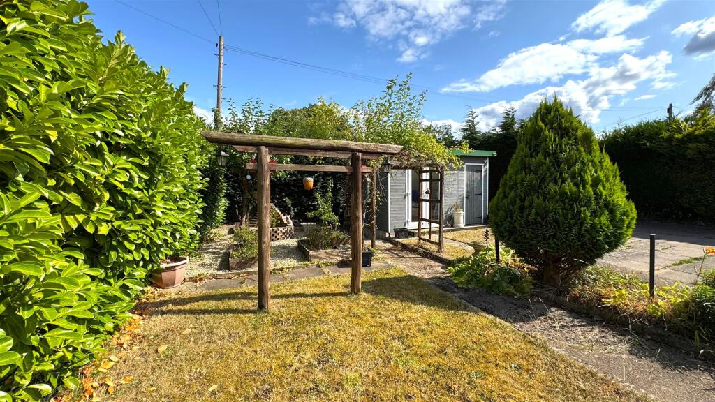 Front Garden (5).jpg