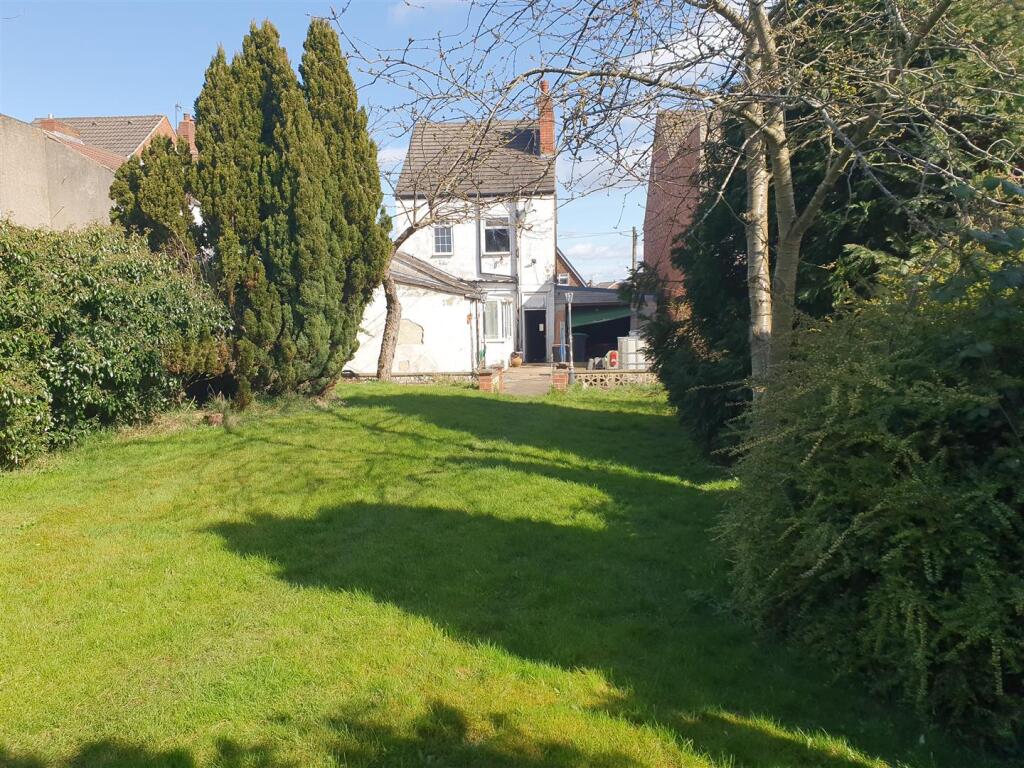 ADDITIONAL OUTSIDE PHOTOS