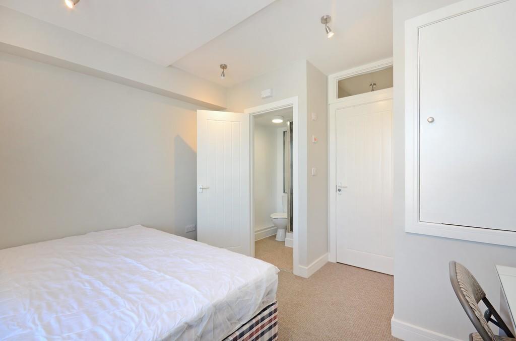 Bright and clean double bedroom featuring a com...