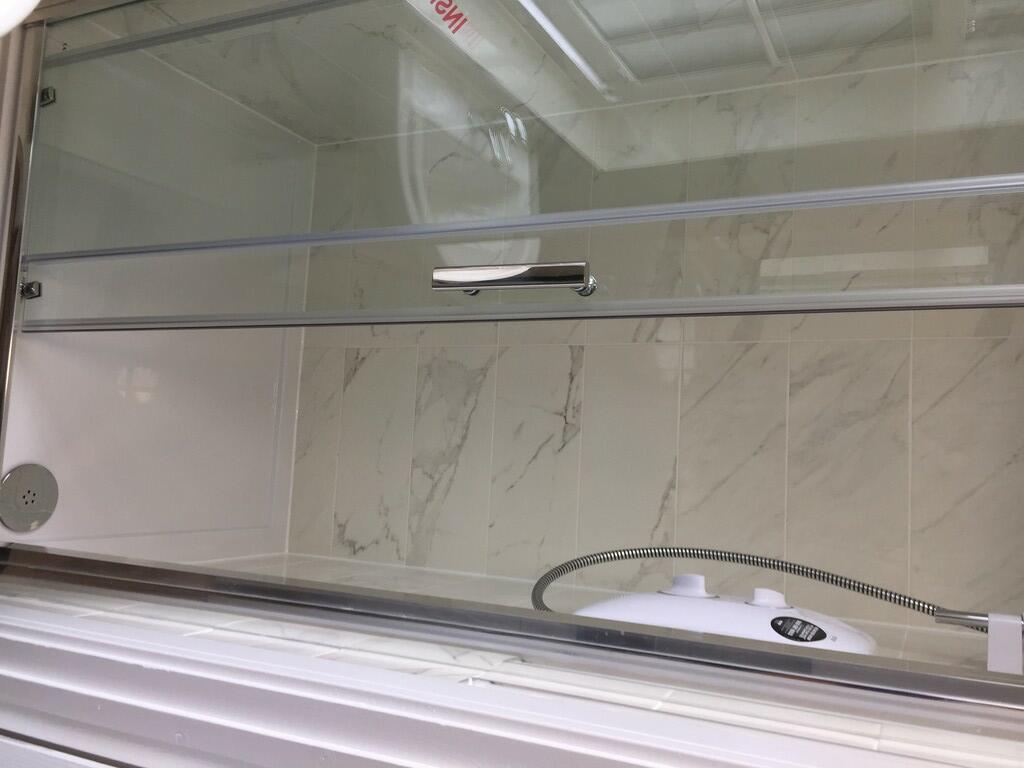 Modern tiled en-s...