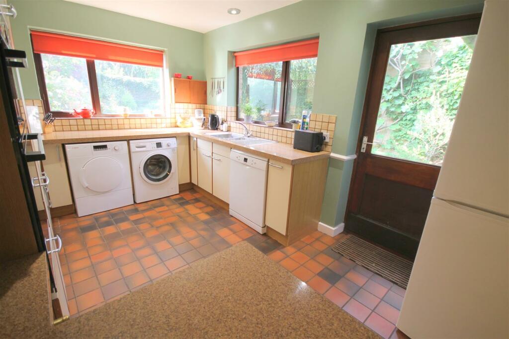 WD Kitchen vi.JPG
