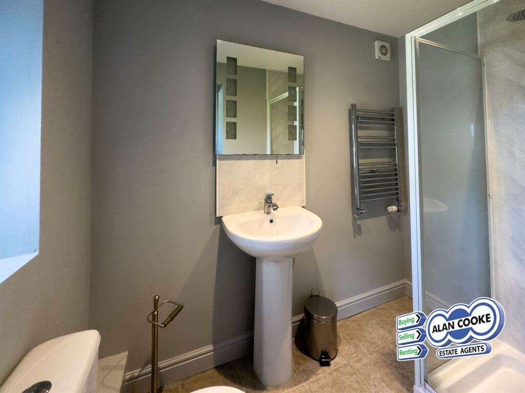 EN-SUITE SHOWER ROOM