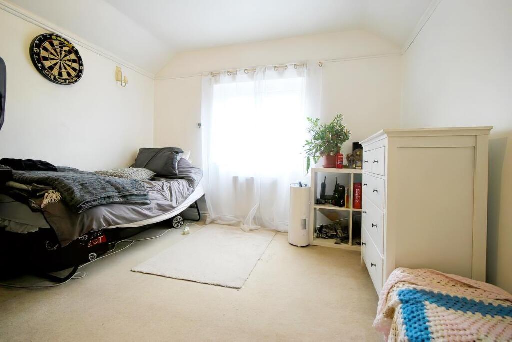 Bedroom 1.jpg