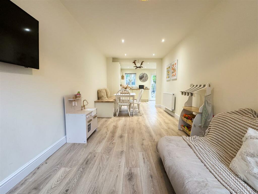 OPEN PLAN FAMILY ROOM