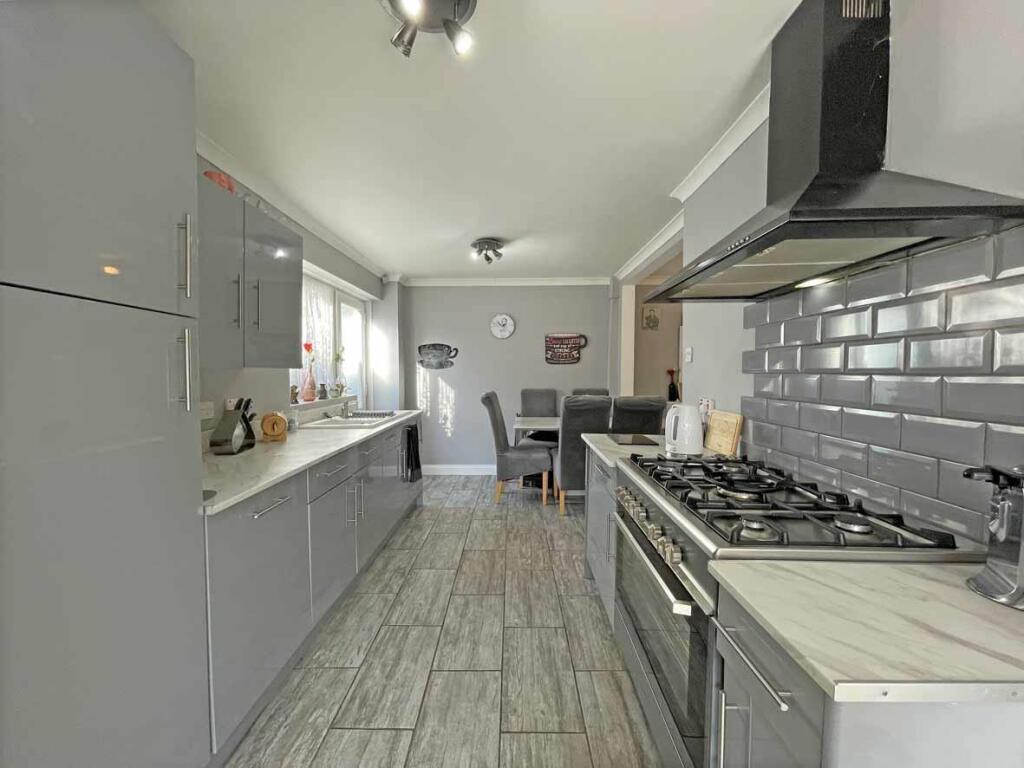 Drax Gardens 23 Kitchen 4.jpg