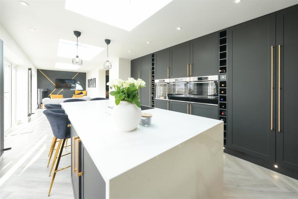 KITCHEN / DINING / FAMILY