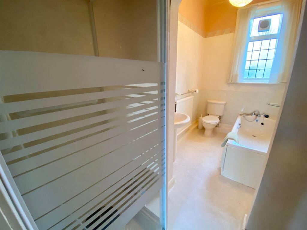 bathroom 1.jpg