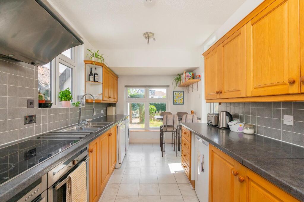 1H0V8HE - Kitchen C.jpg