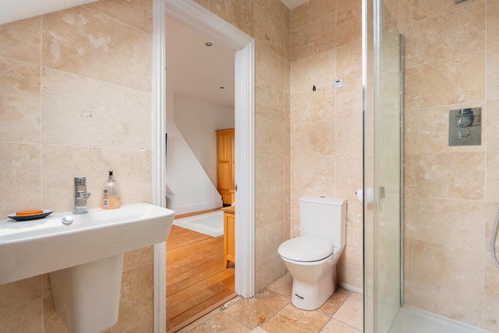 2W4RKE - Ensuite B.jpg