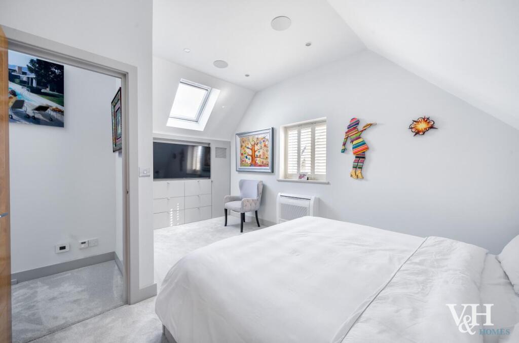 bed and ensuite top floor.jpg