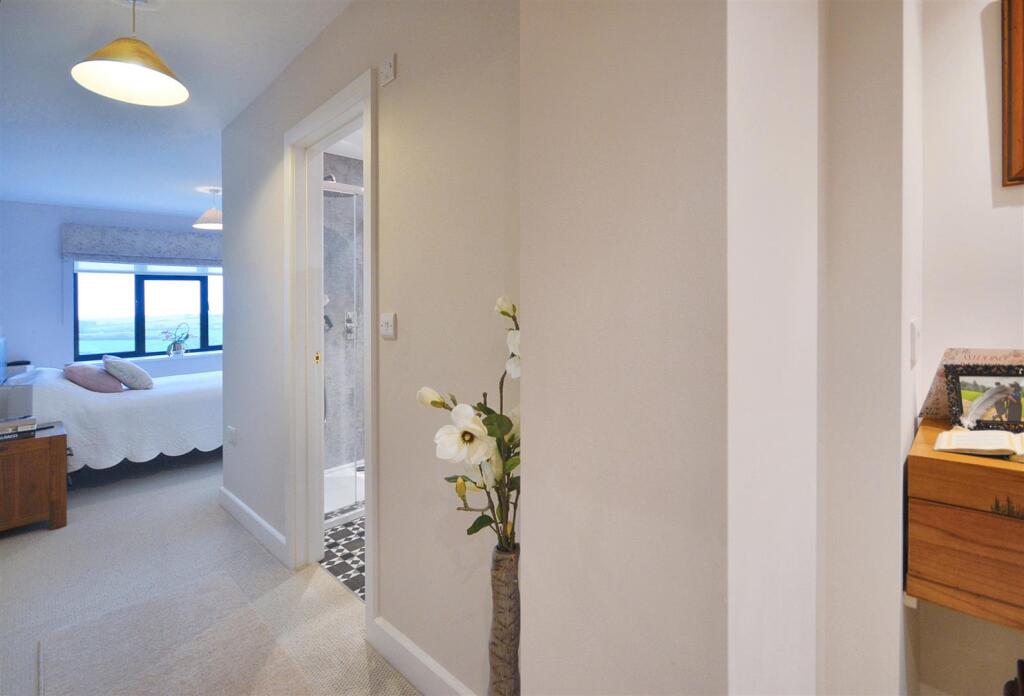 To the Principal Bedroom