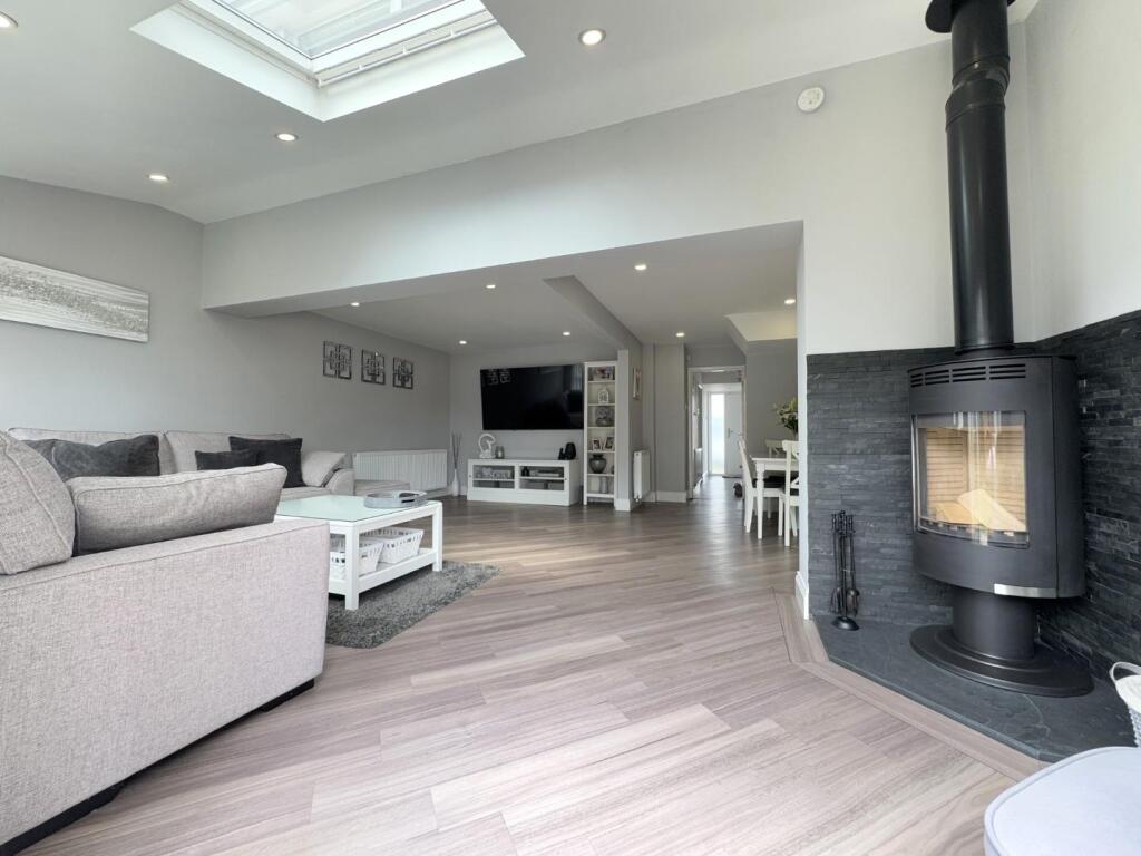 OPEN PLAN FAMILY/DINING ROOM