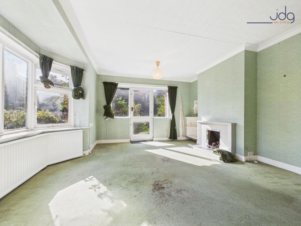 Living Room with bay windows, fireplace and access to the garden