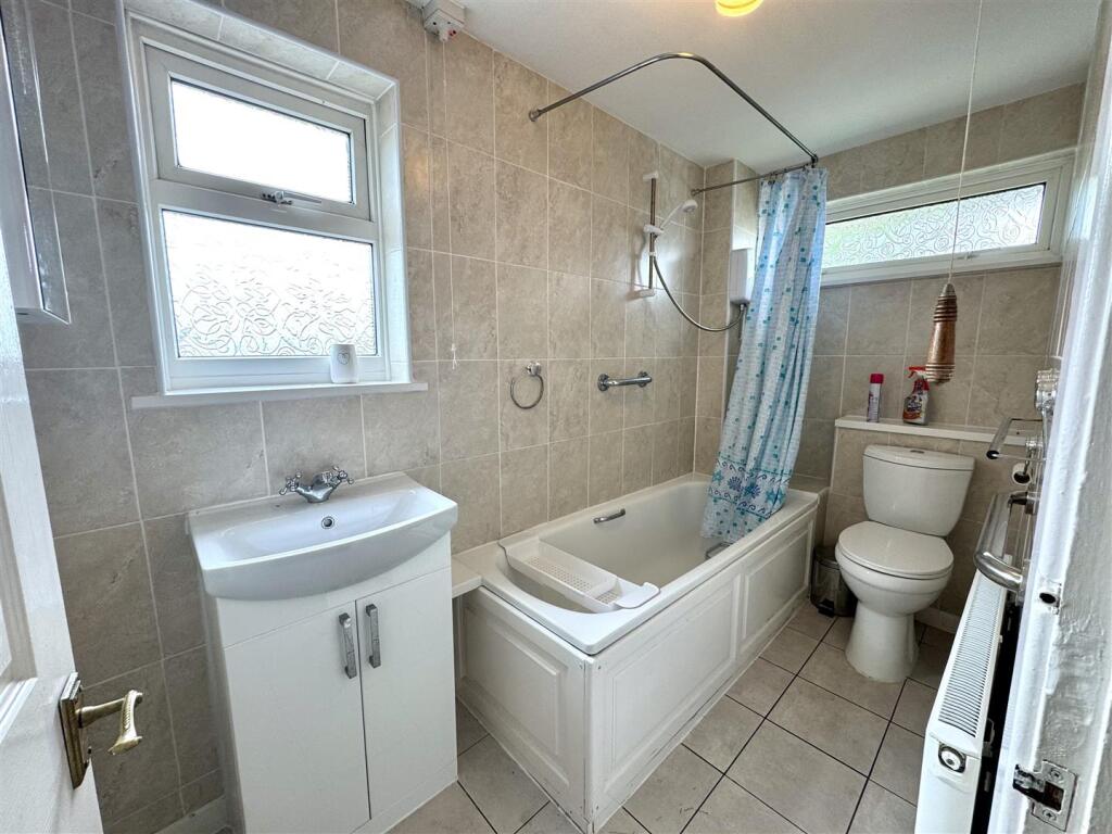 FAMILY BATHROOM