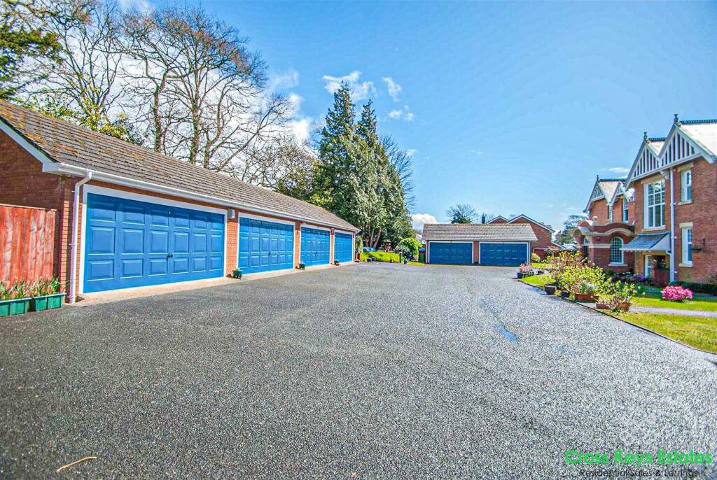 Garage &amp; Communal Gardens