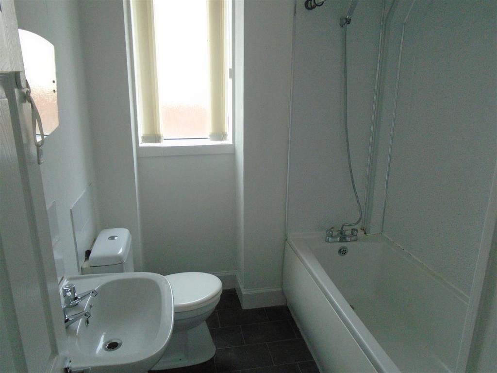 7 Gladstone Road - Bathroom.JPG