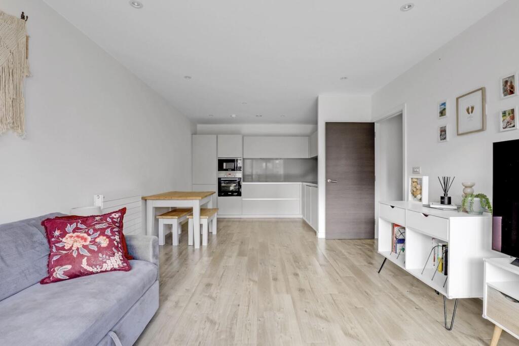 06-858fJHPropWorld - Flat 5, 7 Station Approach - 