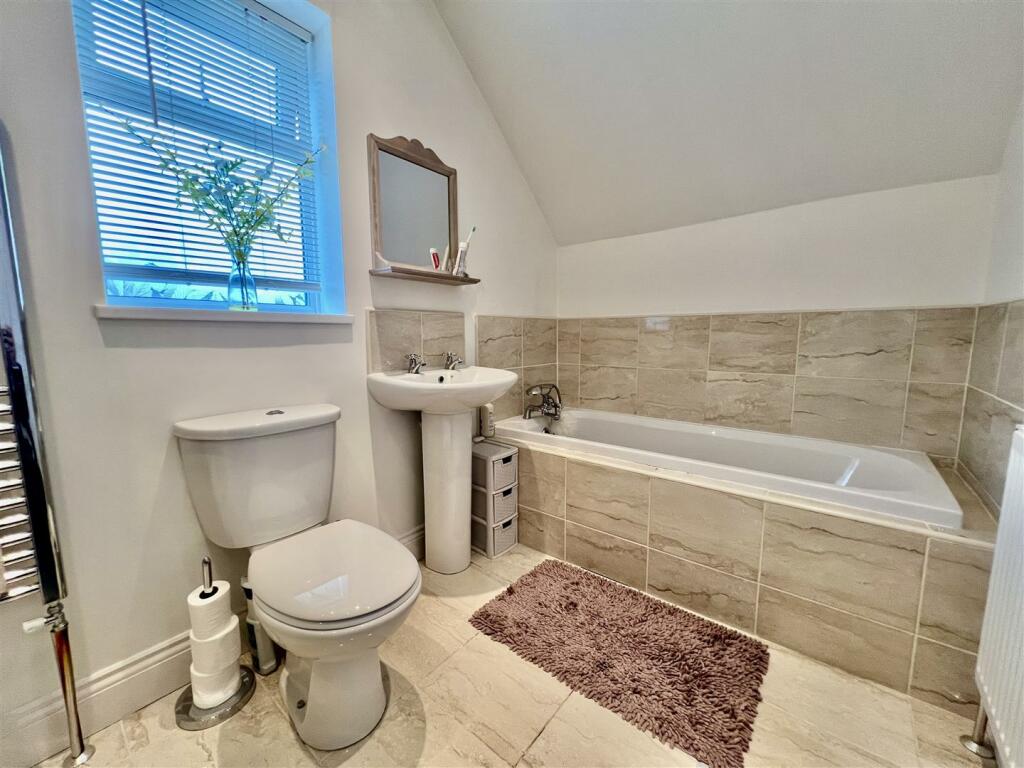 BATHROOM/WC