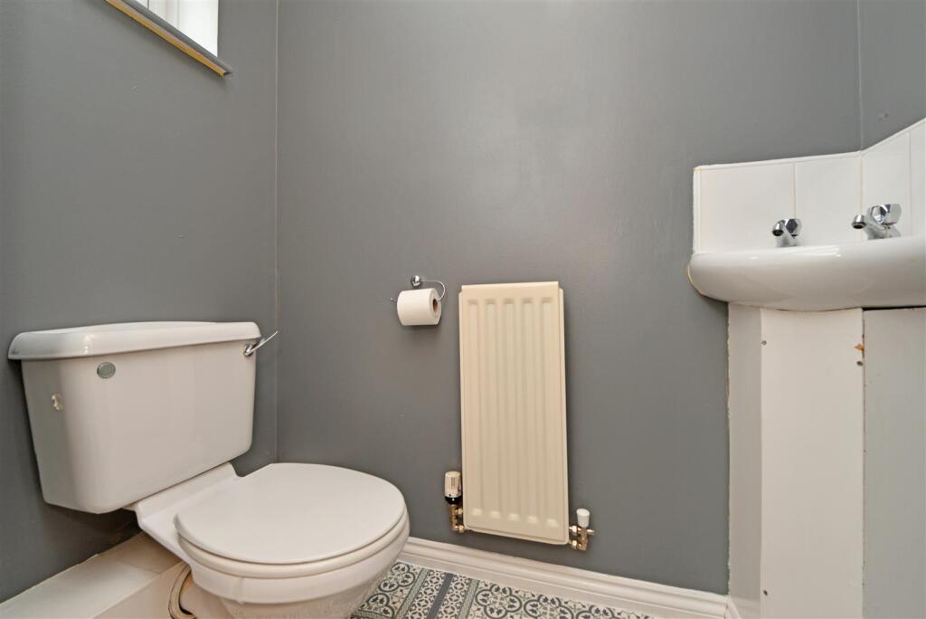 Cloakroom / WC: