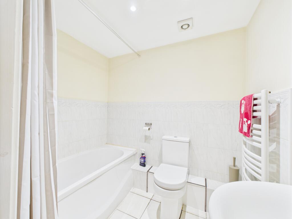 CAM04825G0-PR0122-STILL006