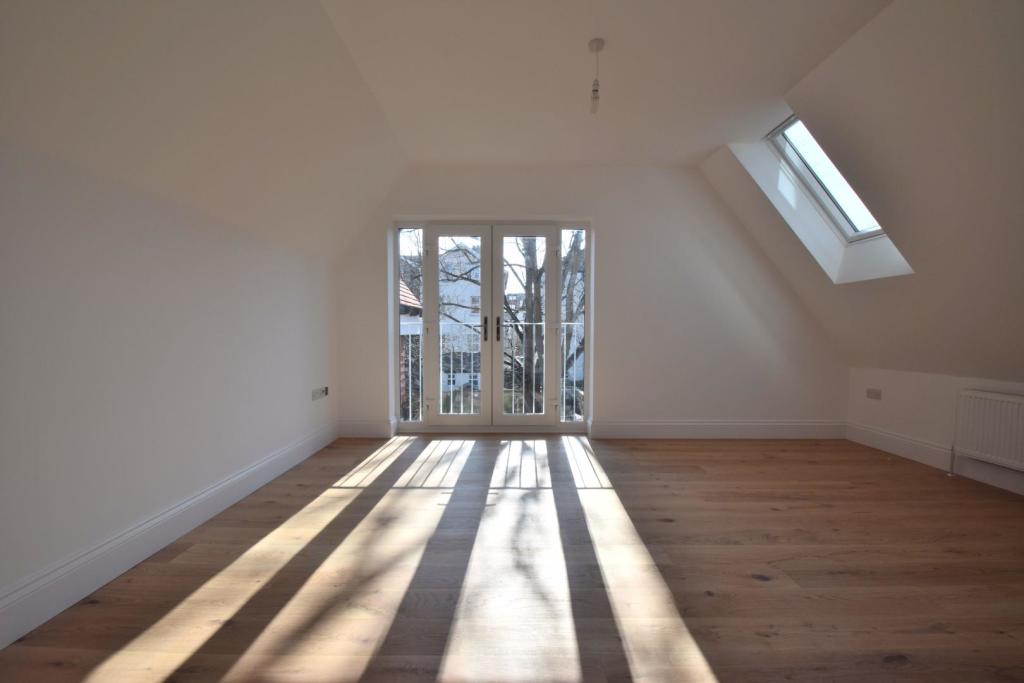 9, 25 St Annes Road Lounge.jpg