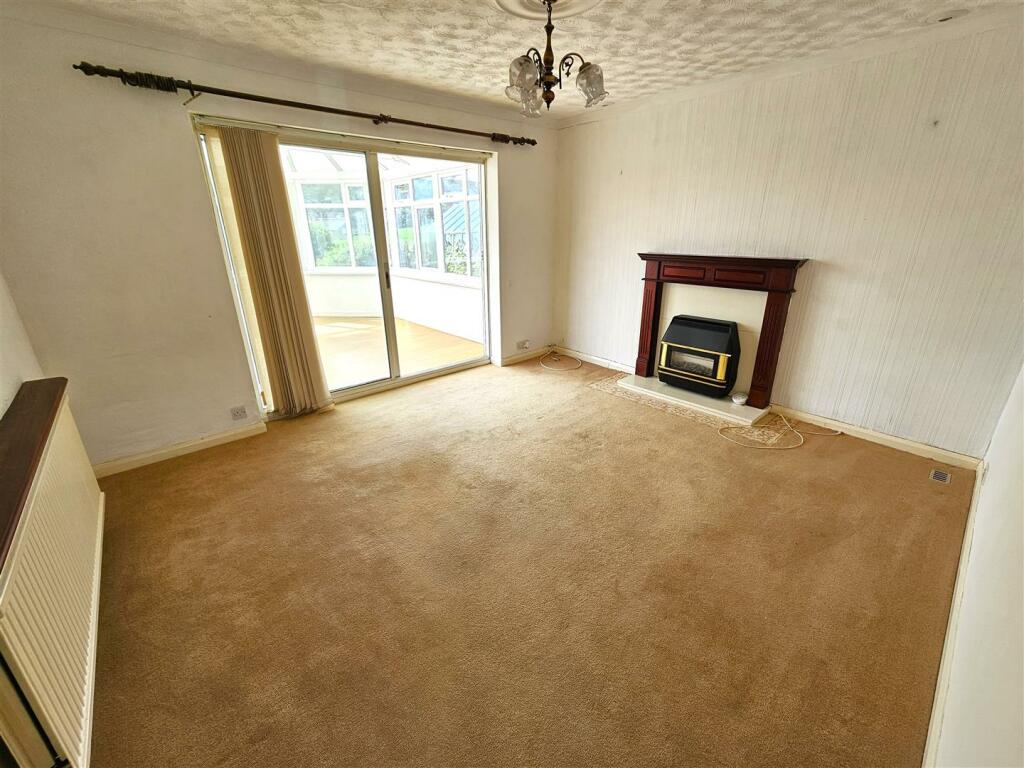 Living room 2.1.jpg
