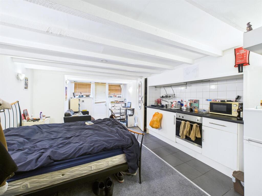 6 - Period 9 Bedroom HMO.jpg