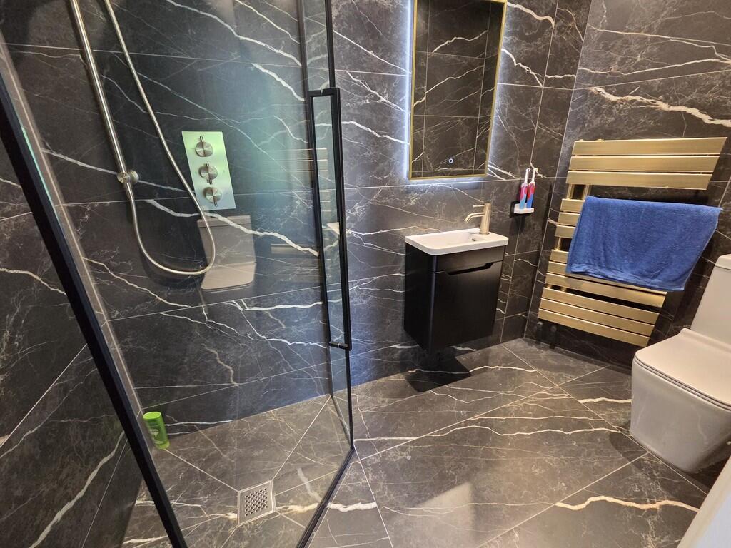 Bedroom 2 ensuite