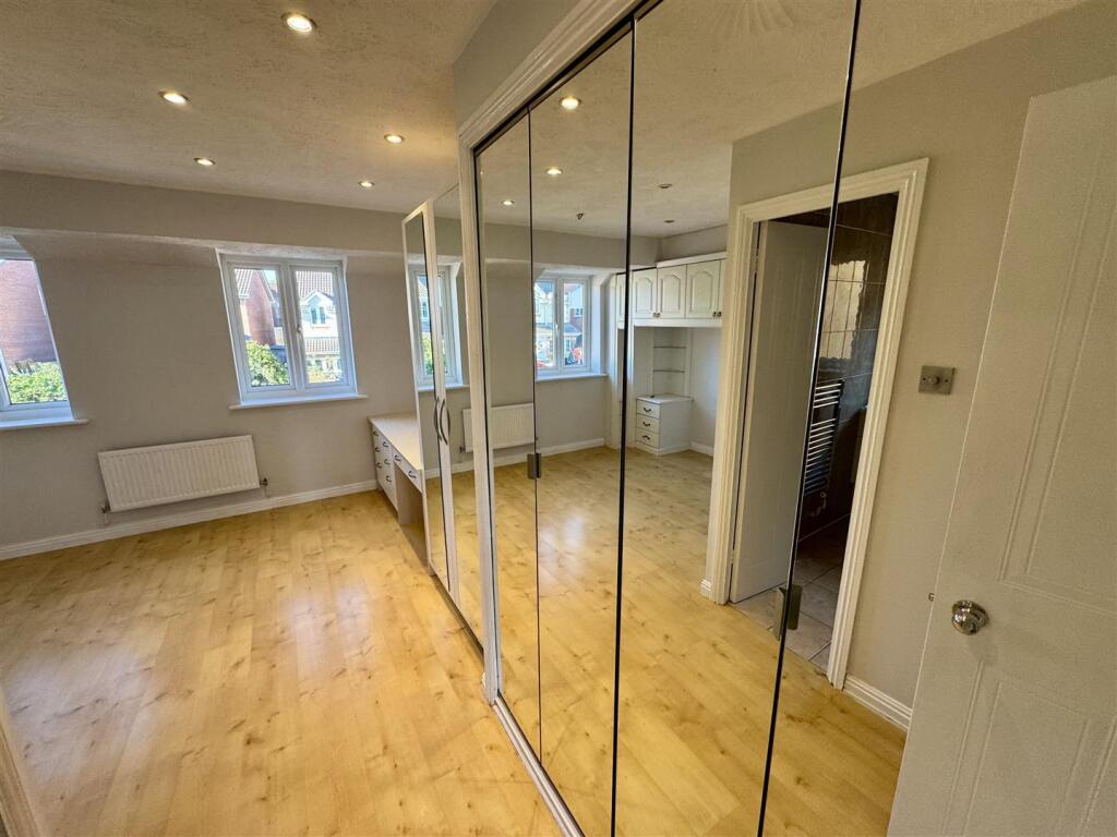 PRINCIPAL BEDROOM