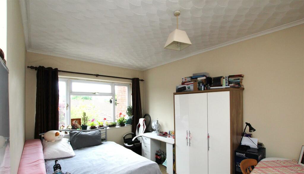 Willingham Court - FFF - Living Room.JPG