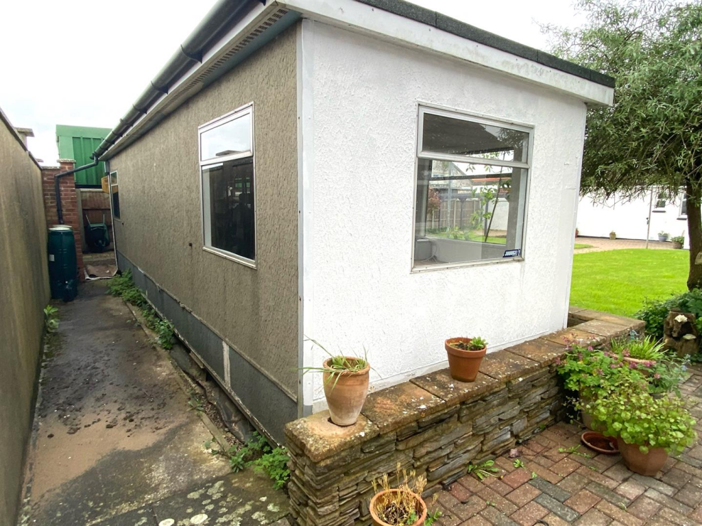 Outside building /Office/Workshop