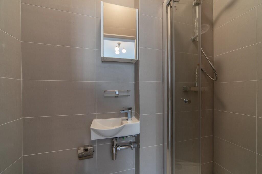 Studio flat bathr...