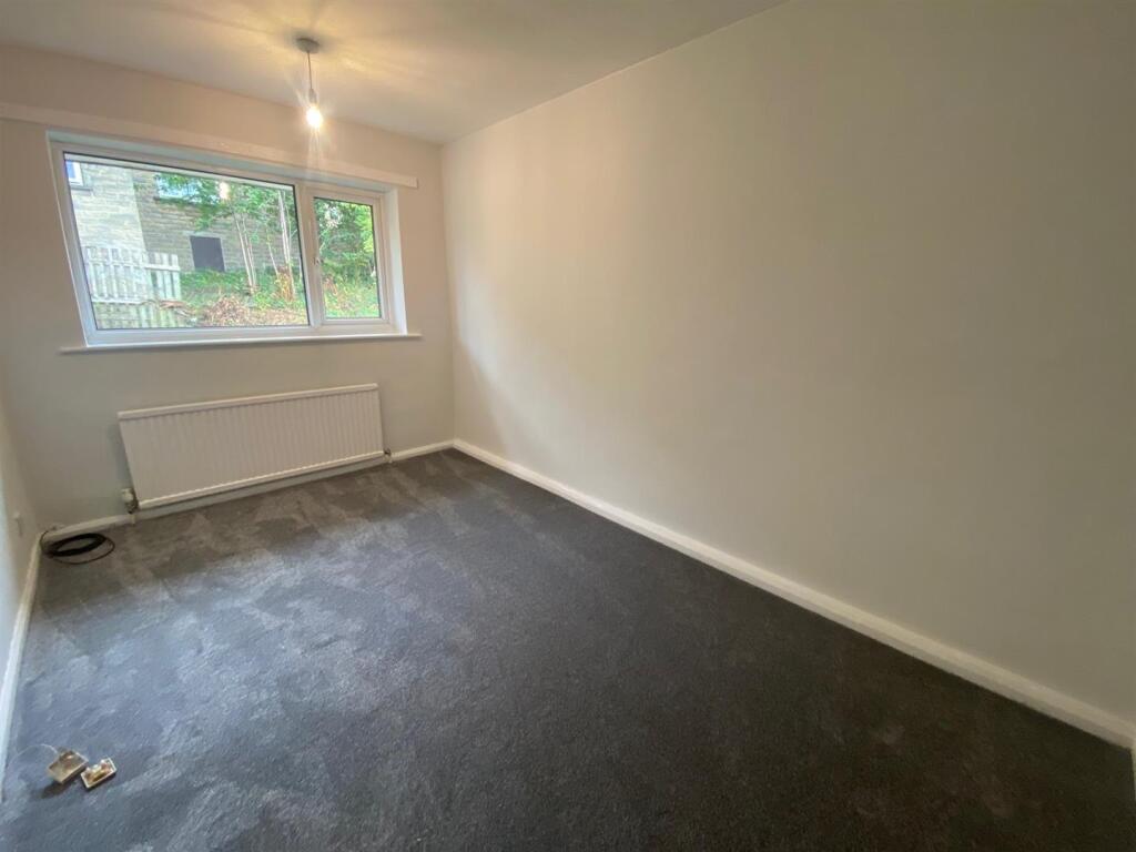 SMALL BEDROOM.jpg