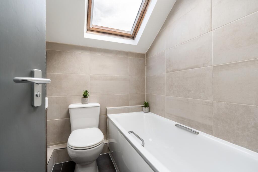 25 Norwood Terrace, Bathroom 1